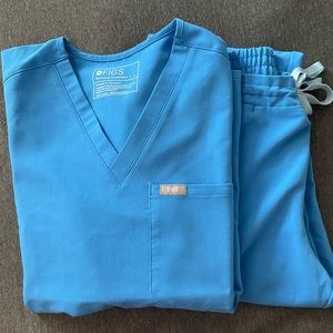 FIGS scrub set